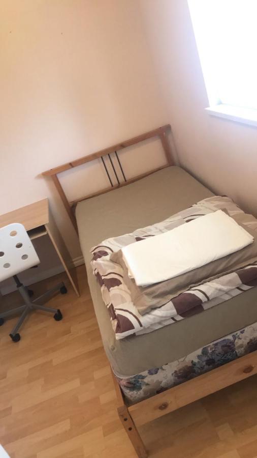 Vancouver Backpacker House - 10 Min Walk To Metrotown Skytrain Station بورنبي المظهر الخارجي الصورة